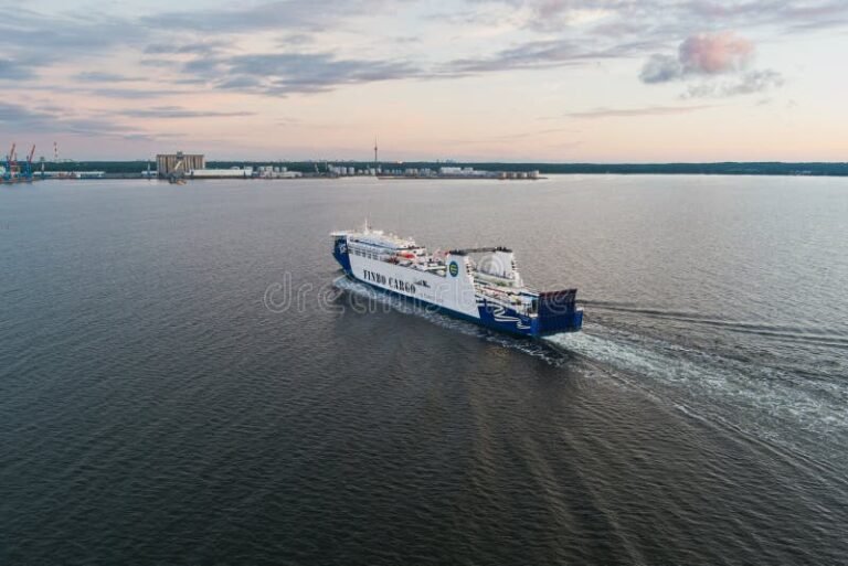 eckero line finbo cargo laivakuljetus merimaisemassa