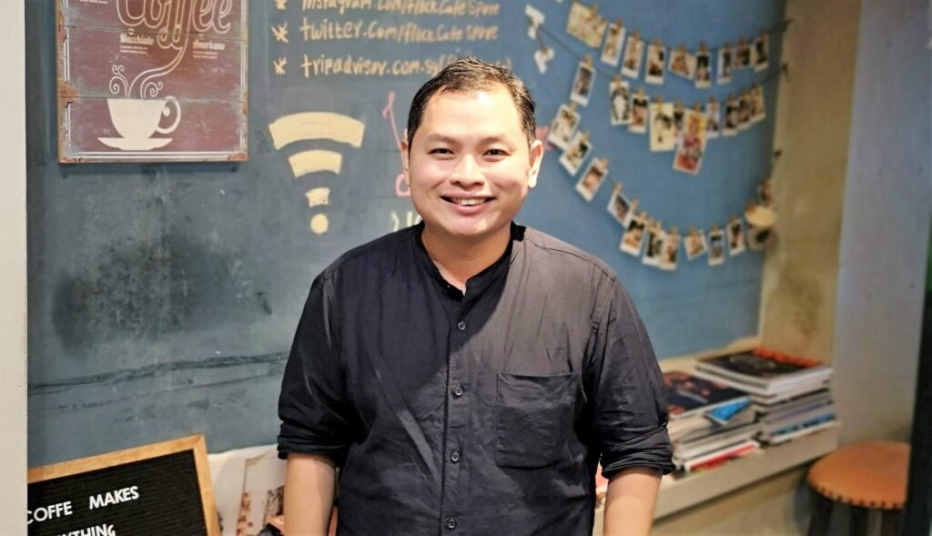 jim lim ilahtuneena asiakkaidensa seurassa ravintolassa