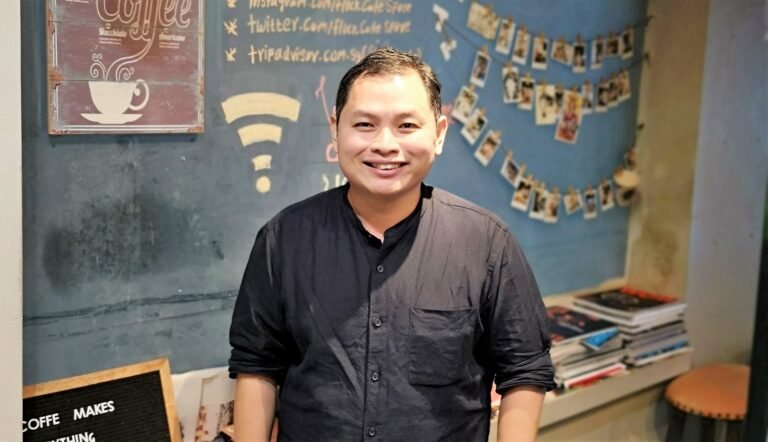 jim lim ilahtuneena asiakkaidensa seurassa ravintolassa