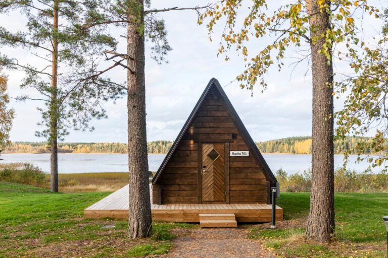 kaunis maisema tykkimaen saunasta kesapaivana