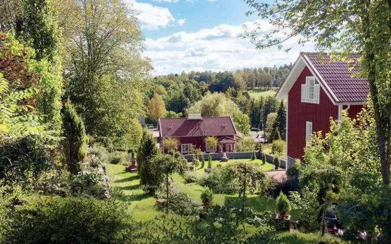 kaunis puutarha kalajoen maisemassa