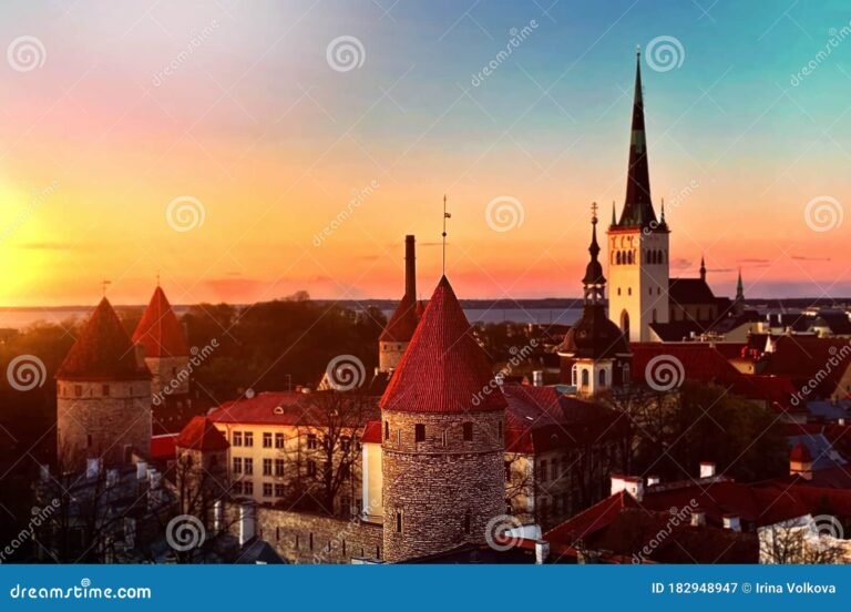 kaunis tallinnan vanhakaupunki auringonlaskussa