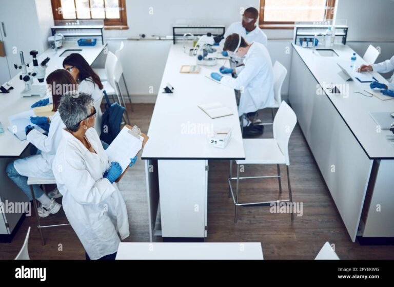 kuva farmaseuttisesta laboratoriosta opiskelijatyossa