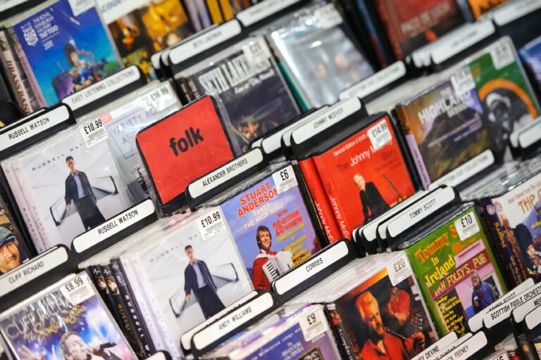 kuva harvinaisista cd levyista kerailijoiden keskuudessa