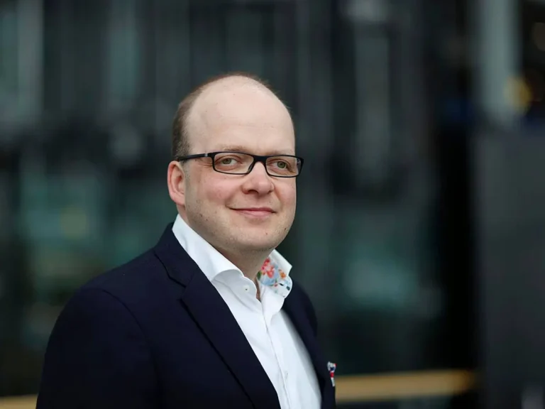 kuva helsingin sanomien paatoimittajasta tyossaan