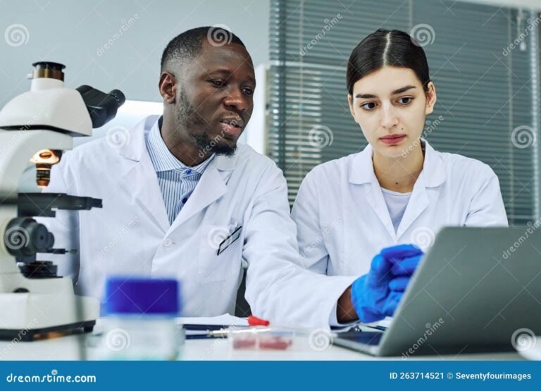 kuva laboratoriossa tyoskentelevista ammattilaisista