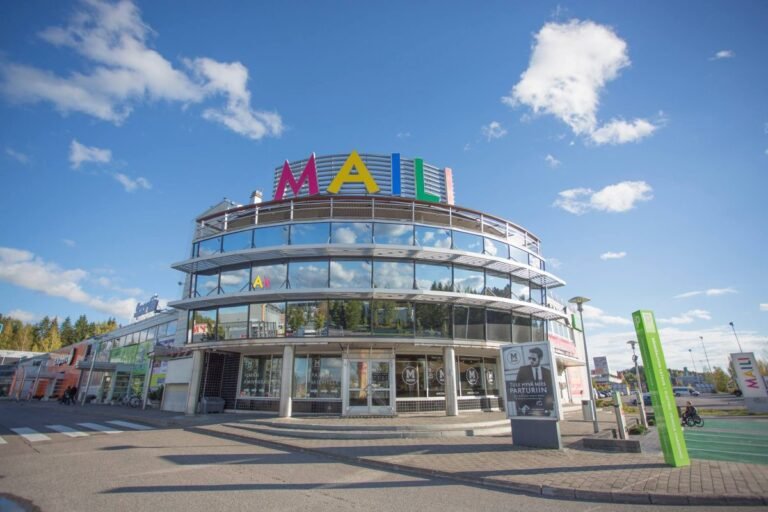 kuva lahden kaupungista ajokadun ymparilla