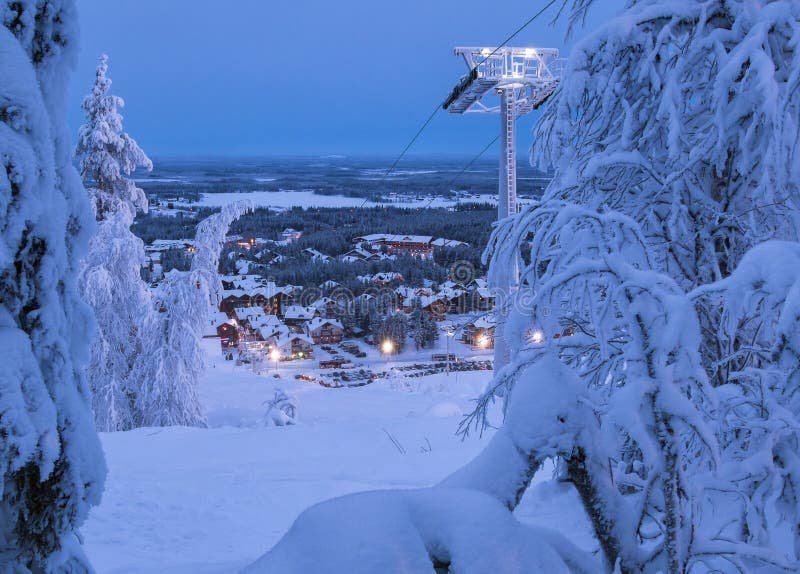 kuva levi hissilipuista ja kauniista lumimaisemasta