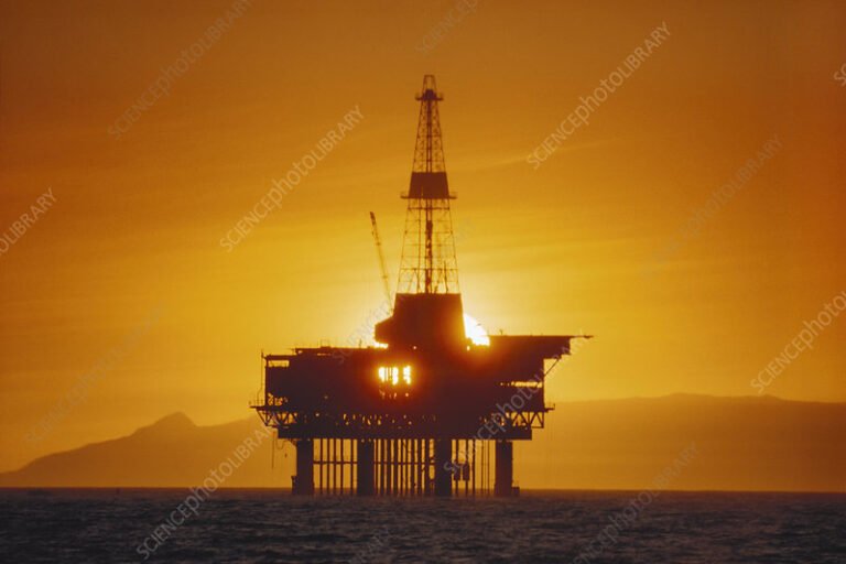 kuva oljynporauslautasta merella auringonlaskussa