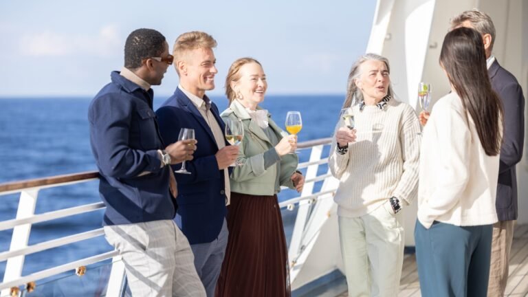 kuva onnellisista tyontekijoista tallink siljalla