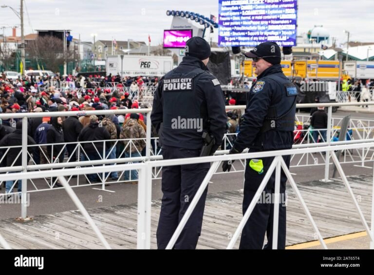 kuva poliisista valvomassa tilannetta ulkona