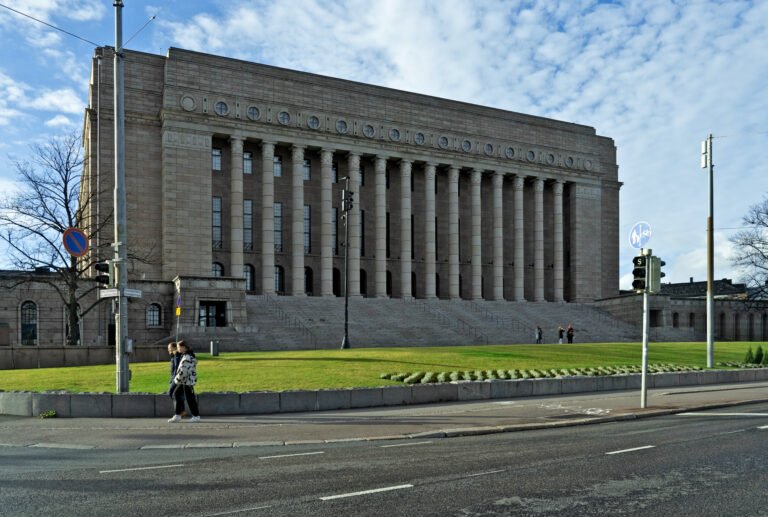 kuva suomen eduskuntatalosta vaalikauden aikana