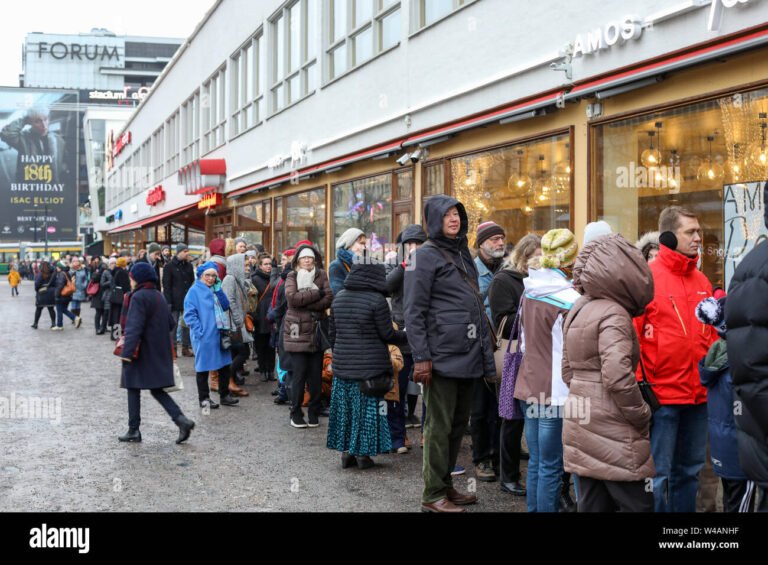 kuva tampereen teatterin ulkopuolelta ihmisia jonottamassa