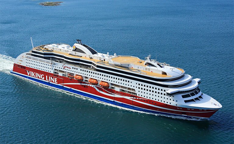 kuva viking grace aluksesta merella