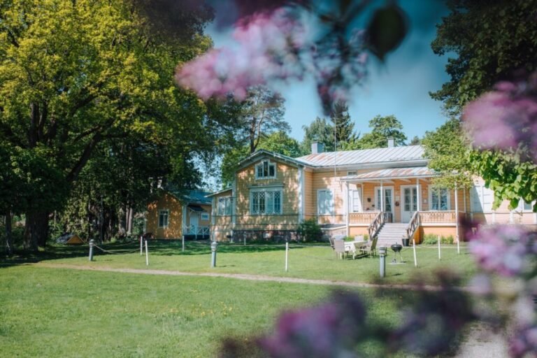 vihreita puutarhoja ja kesaisia tapahtumia loviisassa