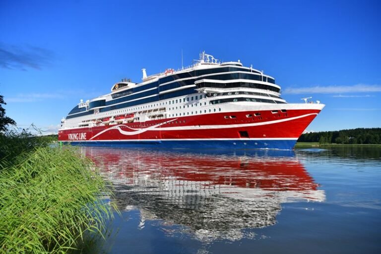 viking line laiva kauniissa merimaisemassa